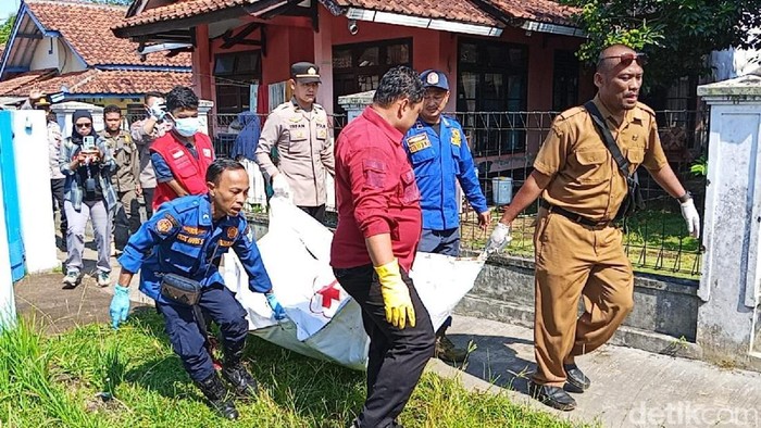 Petugas mengevakuasi jasad pria yang ditemukan di selokan Banjar.