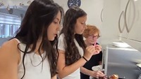 Di rumah neneknya, Pevita tampak sibuk di dapur. Ia terlihat memanaskan sate daging menggunakan air fryer. Foto: Instagram/@pevpearce