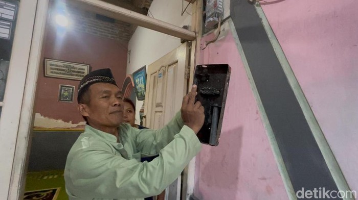 Wasis warga Desa Dapurkejambon, Jombang yang didenda PLN