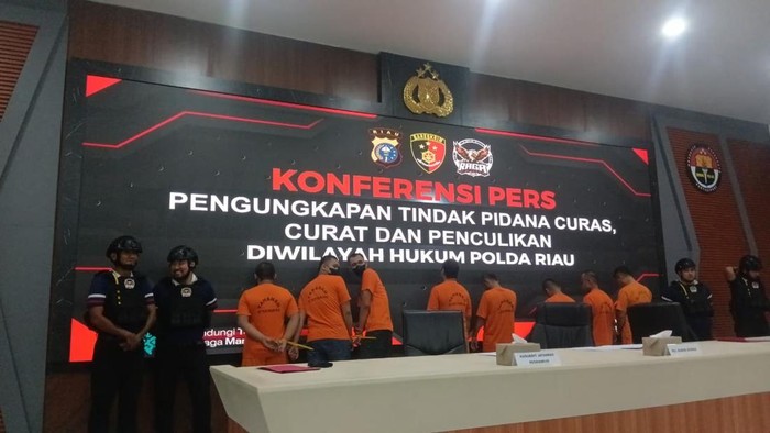 Polda Riau menangkap 8 pelaku kejahatan meresahkan yang terjadi selama 2 bulan terakhir, Selasa (14/10/2025).