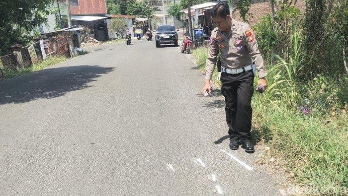 Polisi melakukan olah TKP di lokasi kecelakaan maut di Parepare.