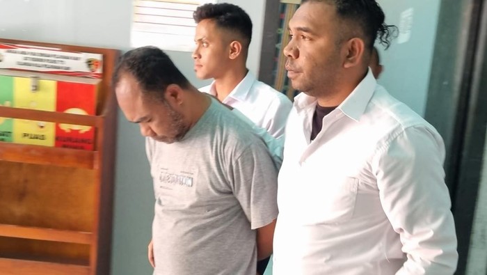 Polisi mengamankan Yafet Nokas, guru olahraga yang aniaya siswanya hingga tewas di Desa Poli, Kecamatan Santian, Kabupaten TTS, NTT.