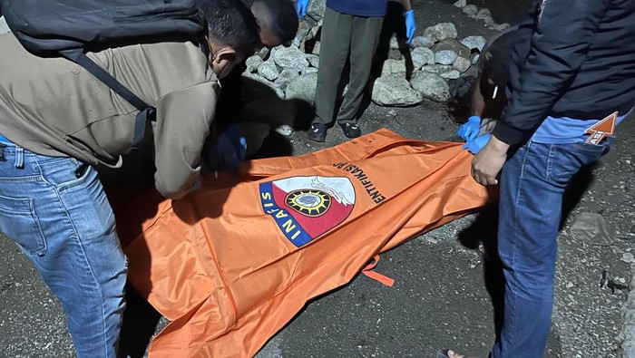 Polisi saat mengevakuasi para korban pembantaian di Desa Amol, Kecamatan Miomaffo Timur, Kabupaten TTU, NTT, Senin (13/10/2024) malam.