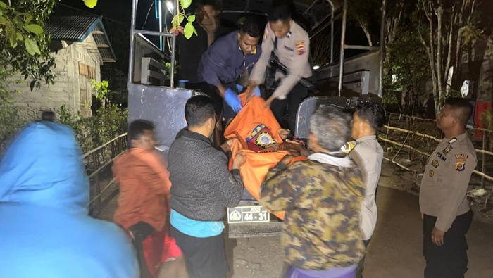 Polisi saat mengevakuasi para korban pembantaian di Desa Amol, Kecamatan Miomaffo Timur, Kabupaten TTU, NTT, Senin (13/10/2024) malam.