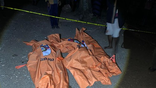 Polisi saat mengevakuasi para korban pembantaian di Desa Amol, Kecamatan Miomaffo Timur, Kabupaten TTU, NTT, Senin (13/10/2024) malam.