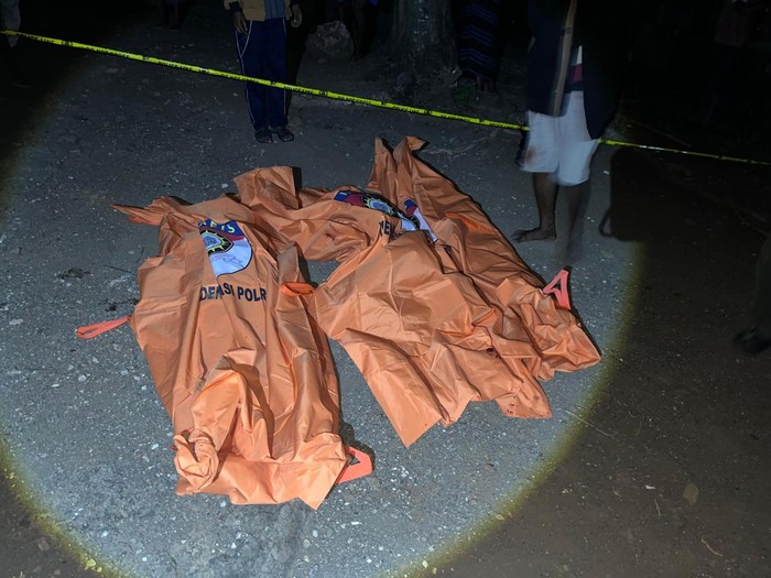 Polisi saat mengevakuasi para korban pembantaian di Desa Amol, Kecamatan Miomaffo Timur, Kabupaten TTU, NTT, Senin (13/10/2024) malam.