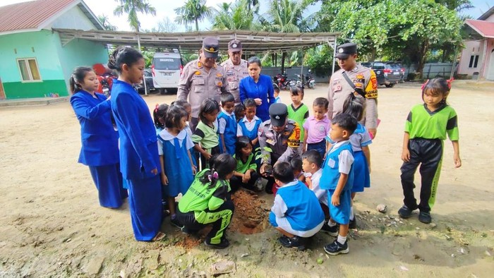 Polres Dumai menanamkan kesadaran lingkungan kepada anak-anak TK lewat program Green Policing.