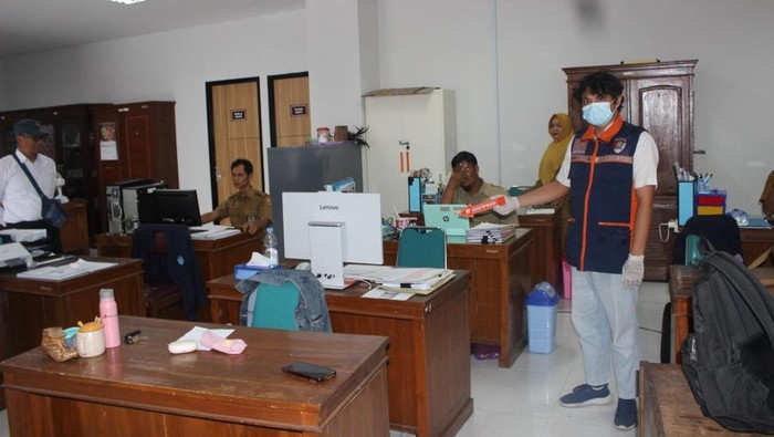 Polres Sragen melakukan olah TKP usai Pegawai Negeri Sipil (PNS) dianiaya di kantornya, Senin (13/10/2025).