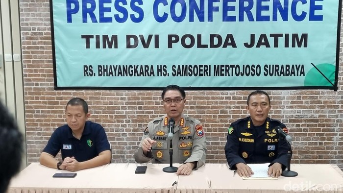 Kabiddokkes Polda Jatim Kombes Pol dr M Khusnan Marzuki (kanan)