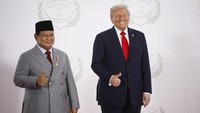 Trump dan Prabowo terlihat berbincang dan bersalaman sebentar. Trump lalu mengajak Prabowo berfoto bersama. Pada momen ini, Trump tampak tersenyum lebar saat berfoto bersama Prabowo. Berbeda dengan pemimpin dunia sebelumnya, Trump dalam sesi foto dengan Prabowo bergaya mengacungkan jempol layaknya gaya bapak-bapak. Foto: Yoan Valat/Pool via REUTERS