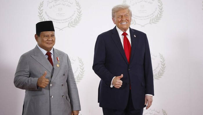 Potret Kompak Prabowo dan Trump Acungkan Jempol di KTT Perdamaian Gaza U.S. President Donald Trump and Indonesia's President Prabowo Subianto pose for a photo, at a world leaders' summit on ending the Gaza war, amid a U.S.-brokered prisoner-hostage swap and ceasefire deal between Israel and Hamas, in Sharm el-Sheikh, Egypt, October 13, 2025. Yoan Valat/Pool via REUTERS