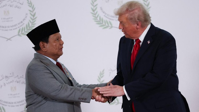 Potret Kompak Prabowo dan Trump Acungkan Jempol di KTT Perdamaian Gaza U.S. President Donald Trump and Indonesian President Prabowo Subianto shake hands as they pose for a photo, at a world leaders' summit on ending the Gaza war, amid a U.S.-brokered prisoner-hostage swap and ceasefire deal between Israel and Hamas, in Sharm el-Sheikh, Egypt, October 13, 2025. REUTERS/Suzanne Plunkett/Pool