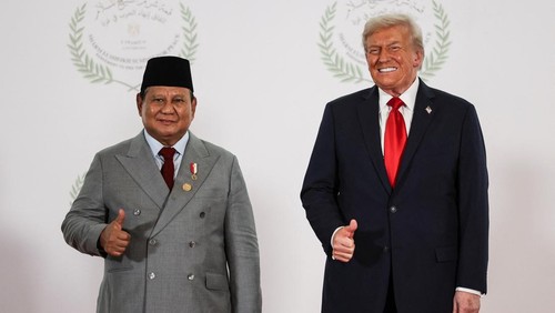 U.S. President Donald Trump and Indonesian President Prabowo Subianto gesture as they pose for a photo, at a world leaders summit on ending the Gaza war, amid a U.S.-brokered prisoner-hostage swap and ceasefire deal between Israel and Hamas, in Sharm el-Sheikh, Egypt, October 13, 2025. REUTERS/Suzanne Plunkett/Pool