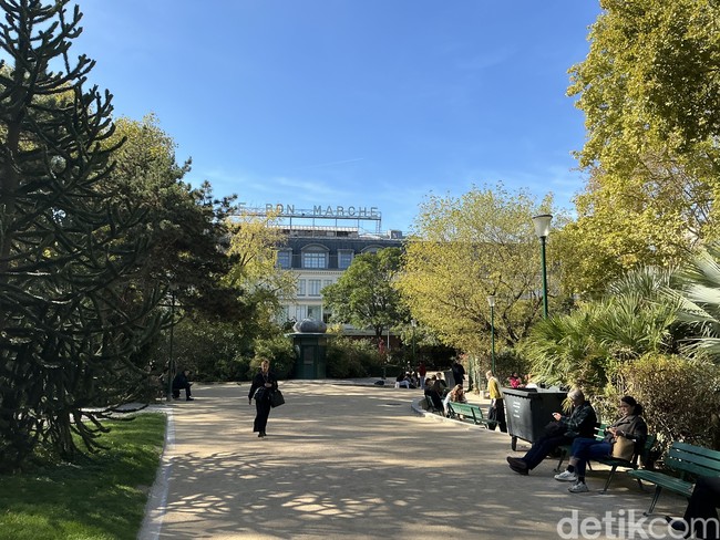 Veronique lalu memberi tips ala Parisian. Saat jam makan siang, biasanya warga lokal yang beli makanan di Le Bon Marche akan menikmatinya di taman yang berada di sebelah gedung. Wajib dicoba, katanya dengan semangat. (Foto: Daniel Ngantung/detikcom)
