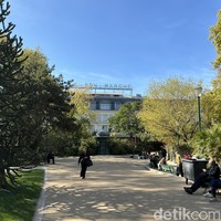 Veronique lalu memberi tips ala Parisian. Saat jam makan siang, biasanya warga lokal yang beli makanan di Le Bon Marche akan menikmatinya di taman yang berada di sebelah gedung. Wajib dicoba, katanya dengan semangat. (Foto: Daniel Ngantung/detikcom)