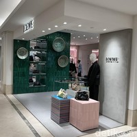 Le Bon Marche merupakan bagian dari kerajaan bisnis LVMH, induk perusahaan merek-merek mewah seperti Louis Vuitton, Christian Dior, dan Loewe, setelah dibeli oleh Bernard Arnault pada 1987. “Le Bon Marché Rive Gauche was the first department store in the world,” tulis LVMH di situsnya. Selain merek-merek tersebut, dijual pula produk dari brand lain, termasuk buatan desainer yang baru merintis. (Foto: Daniel Ngantung/detikcom)