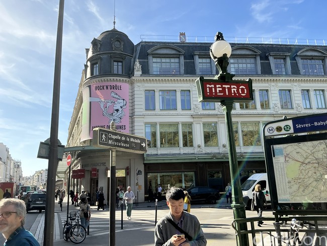 “It is the most Parisian place here,” ujar Veronique Marinho, salah satu figur penting di industri fashion Prancis, ketika mengajak Wolipop bersama rombongan Pintu Incubator untuk mampir ke Le Bon Marche, Paris, baru-baru ini. Rupanya, pusat belanja yang berlokasi di kawasan Rive Gauche itu merupakan cikal bakal dari konsep department store yang kita kenal. (Foto: Daniel Ngantung/detikcom)