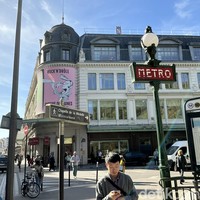 “It is the most Parisian place here,” ujar Veronique Marinho, salah satu figur penting di industri fashion Prancis, ketika mengajak Wolipop bersama rombongan Pintu Incubator untuk mampir ke Le Bon Marche, Paris, baru-baru ini. Rupanya, pusat belanja yang berlokasi di kawasan Rive Gauche itu merupakan cikal bakal dari konsep department store yang kita kenal. (Foto: Daniel Ngantung/detikcom)