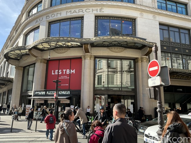 Seiring berjalan waktu, area Le Bon Marche terus dikembangkan. Kini, ada dua gedung utama. Satu khusus untuk produk fashion, satu lagi didedikasikan sebagai pusat kuliner. (Foto: Daniel Ngantung/detikcom)