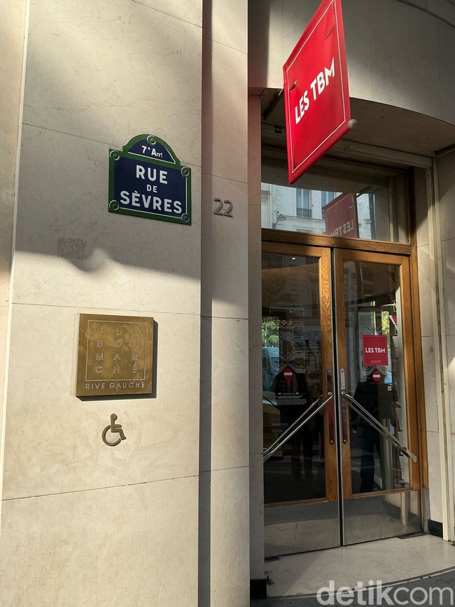 Lalu Aristide Boucicaut bergabung sebagai mitra pada 1852. Bersama istrinya, Marguerite, Boucicaut memiliki visi yang belum pernah terpikirkan orang lain: membuat toko di mana semua orang dapat berbelanja dengan nyaman, harga jelas, dan layanan jasa. Di sinilah untuk pertama kali, barang dijual dengan harga tetap dan menggantikan sistem tawar-menawar yang selama ini berlaku. (Foto: Daniel Ngantung/detikcom)