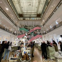 Ketika jumlah pelanggan melonjak, Boucicaut sadar bahwa toko lamanya yang kecil tak lagi cukup menampung antusiasme warga Paris. Ia akhirnya menggandeng arsitek Louis-Auguste Boileau, salah satu pionir penggunaan logam dalam arsitektur, untuk membangun gedung baru yang megah dan terang. Dengan desain art deco yang terawat hingga kini, estetika gedung menawarkan daya tarik tersendiri. (Foto: Daniel Ngantung/detikcom)