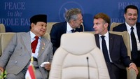 Momen akrab itu tampak ditunjukkan dari beberapa foto yang dibagikan Biro Sekretariat Presiden. Prabowo tampak mengobrol dengan Presiden Prancis Emmanuel Macron. Prabowo dan Macron kerap bersampingan selama KTT. (Foto: Biro Sekretariat Presiden)