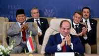 KTT membahas perdamaian Gaza itu digelar di Sharm El-Sheikh di Kairo, Mesir. Dalam KTT itu sekaligus ada penandatanganan penghentian perang di Gaza. Prabowo hadir dengan didampingi Menlu Sugiono dan Seskab Teddy Indra Wijaya. Prabowo tampak akrab dengan sejumlah pemimpin negara yang hadir. (Foto: Biro Sekretariat Presiden)