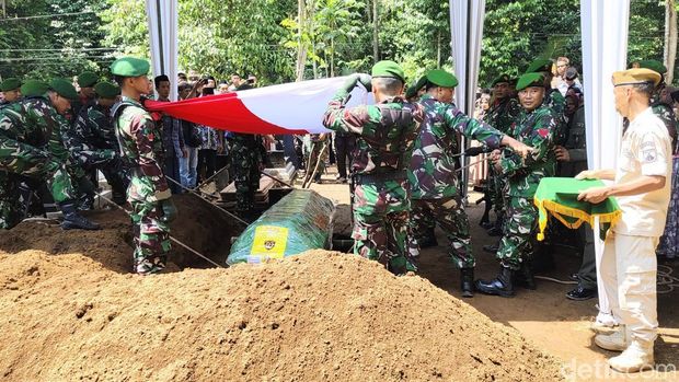 Pemakaman Kopda (Anm) Amin Nurohman, prajurit TNI yang gugur diserang OPM Demi Moss, di makam Desa Banjurpasar, Kebumen, Selasa (14/10/2025).