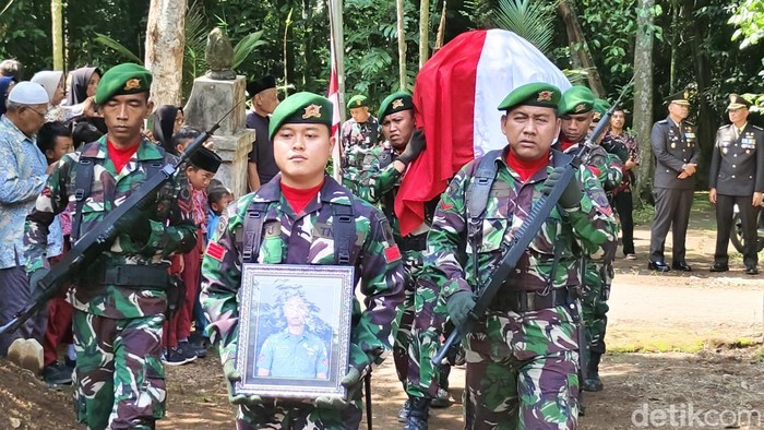Pemakaman Kopda (Anm) Amin Nurohman, prajurit TNI yang gugur diserang OPM Demi Moss, di makam Desa Banjurpasar, Kebumen, Selasa (14/10/2025).