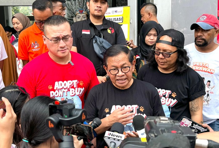 Gubernur DKI Jakarta Pramono Anung Bersama Anggota DPRD DKI Jakarta Fraksi PDI Perjuangan Hardiyanto Kenneth dan Pegiat Kesrawan Doni Herdaru Tona Pada Acara Kegiatan Vaksinasi Rabies di Pilgub Jakarta Lalu.