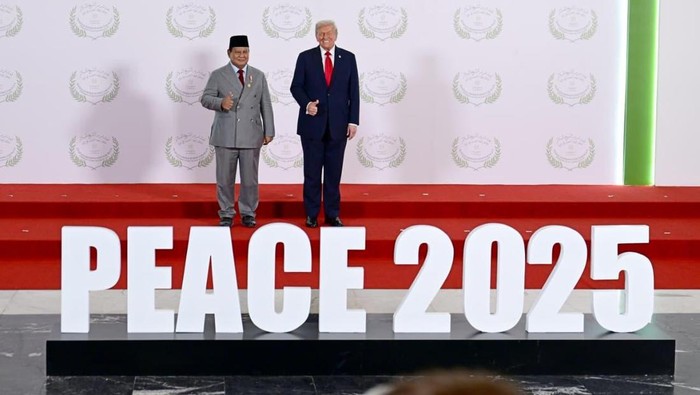 Presiden Amerika Serikat (AS) Donald Trump foto bersama Presiden Prabowo Subianto sebelum Konferensi Tingkat Tinggi (KTT) Perdamaianh Gaza di Sharm El-Sheikh, Mesir. (Muchlis Jr - Biro Pers Sekretariat Presiden).