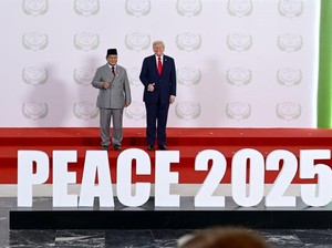 Momen Prabowo dan Trump Foto Bareng dengan Pose Jempol Bapak-bapak
