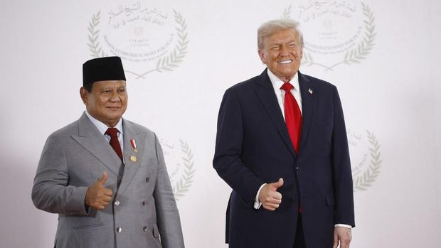 Presiden AS Donald Trump (kanan) dan Presiden Indonesia Prabowo Subianto berpose saat pertemuan puncak tentang Gaza di Sharm el-Sheikh pada 13 Oktober 2025. (Photo by Yoan VALAT / POOL / AFP)