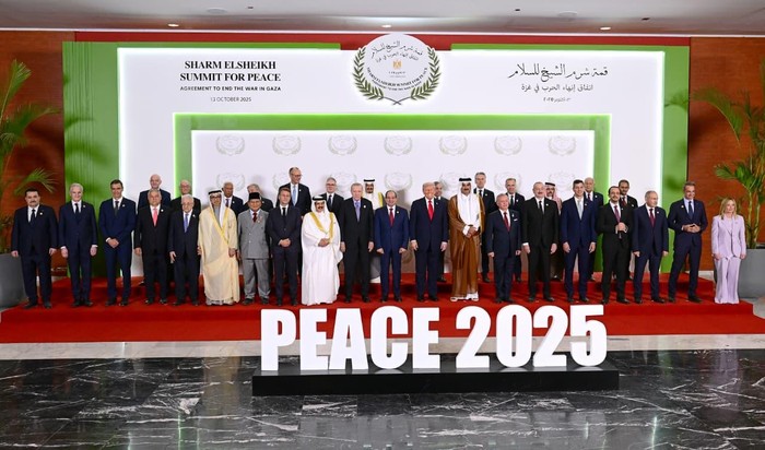 Presiden Prabowo Subianto bersama pemimpin dunia melakukan sesi foto sebelum penandatanganan dokumen kesepakatan perdamaian Gaza di KTT Perdamaian Gaza di Sharm El-Sheikh, Mesir. ( Muchlis Jr - Biro Pers Sekretariat Presiden).