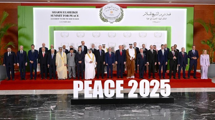Presiden Prabowo Subianto bersama pemimpin dunia melakukan sesi foto sebelum penandatanganan dokumen kesepakatan perdamaian Gaza di KTT Perdamaian Gaza di Sharm El-Sheikh, Mesir. ( Muchlis Jr - Biro Pers Sekretariat Presiden).
