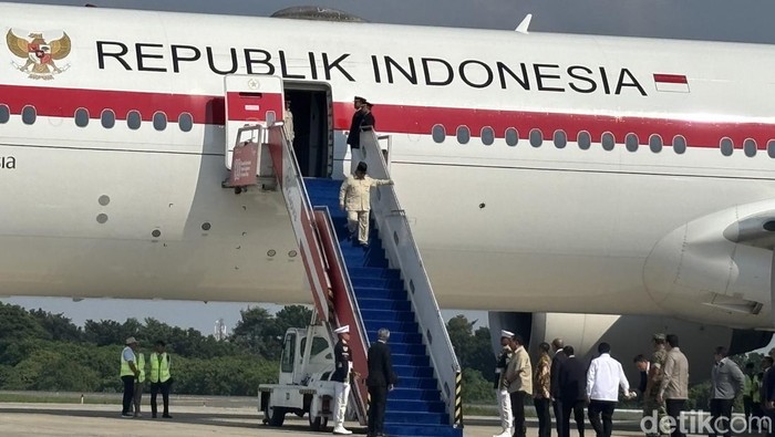 Presiden Prabowo tiba di tanah air usai menghadiri KTT perdamaian Gaza di Mesir.