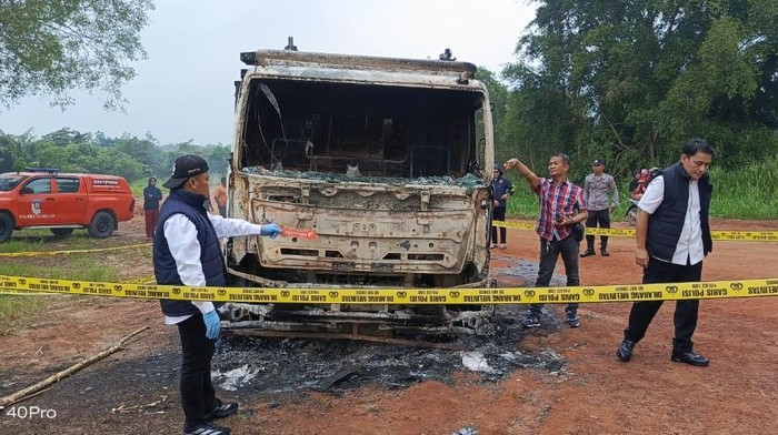 Tronton terbakar di Ogan Ilir dipasang garis polisi.