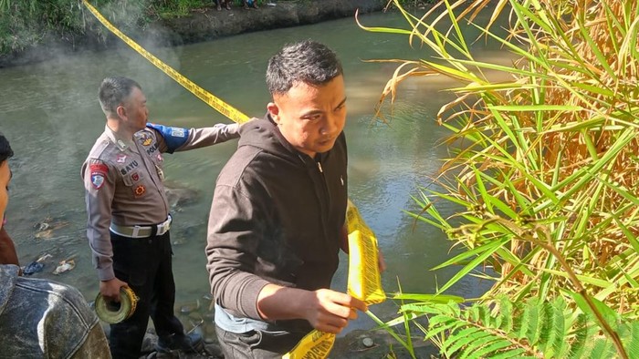 Proses evakuasi mayat mengambang di Garut