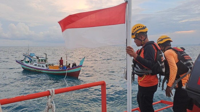 Proses evakuasi nelayan yang kapalnya tersambar petir.