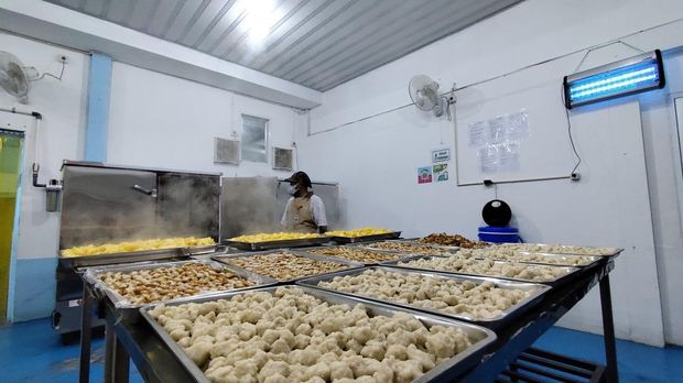 Proses memasak di ruang pengolahan dapur SPPG Prabumulih Timur.