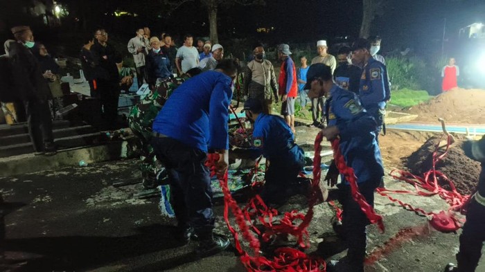 Proses pemakaman jenazah seberat 200 kilogram oleh petugas Damkar Kuningan