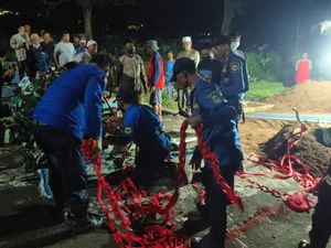 Momen Dramatis Damkar Bantu Makamkan Jenazah Seberat 200 Kg di Kuningan
