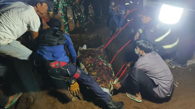 Proses pemakaman jenazah seberat 200 kilogram oleh petugas Damkar Kuningan