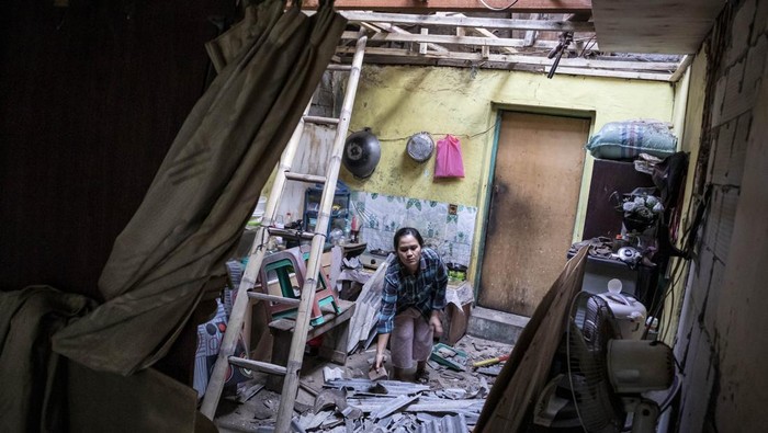 Puluhan Rumah Rusak Diterjang Puting Beliung di Cimahi Warga membersihkan puing atap rumahnya yang ambruk terdampak bencana puting beliung di Padasuka, Kota Cimahi, Jawa Barat, Senin (13/10/2025). Berdasarkan hasil asesmen sementara Badan Penanggulangan Bencana Daerah (BPBD) Kota Cimahi, sebanyak 26 rumah dan dua fasilitas umum di tiga rukun warga (RW) di wilayah Padasuka, Kota Cimahi mengalami kerusakan terdampak bencana puting beliung yang terjadi pada Senin (13/10) sore. ANTARA FOTO/Abdan Syakura/foc.