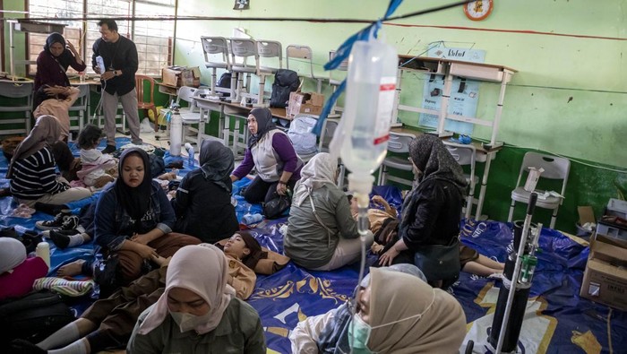 Petugas mengevakuasi siswa yang diduga keracunan hidangan makan bergizi gratis (MBG) di SMPN 1 Cisarua, Cisarua, Kabupaten Bandung Barat, Jawa Barat, Selasa (14/10/2025). Berdasarkan keterangan pihak sekolah, sebanyak 54 siswa mengalami keracunan yang diduga akibat menyantap hidangan makan bergizi gratis pada Selasa (14/10) pagi. ANTARA FOTO/Abdan Syakura