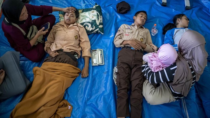 Petugas mengevakuasi siswa yang diduga keracunan hidangan makan bergizi gratis (MBG) di SMPN 1 Cisarua, Cisarua, Kabupaten Bandung Barat, Jawa Barat, Selasa (14/10/2025). Berdasarkan keterangan pihak sekolah, sebanyak 54 siswa mengalami keracunan yang diduga akibat menyantap hidangan makan bergizi gratis pada Selasa (14/10) pagi. ANTARA FOTO/Abdan Syakura