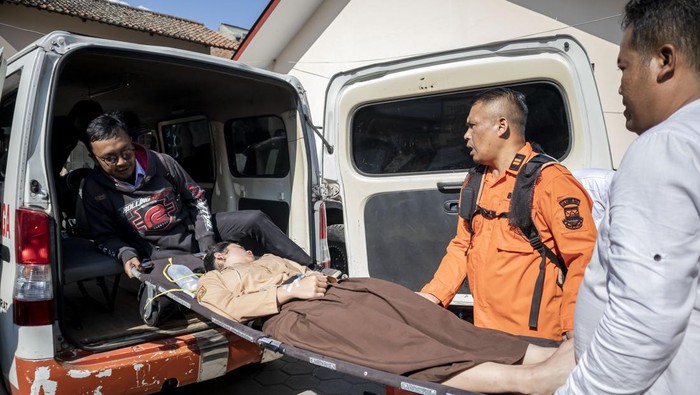 Petugas mengevakuasi siswa yang diduga keracunan hidangan makan bergizi gratis (MBG) di SMPN 1 Cisarua, Cisarua, Kabupaten Bandung Barat, Jawa Barat, Selasa (14/10/2025). Berdasarkan keterangan pihak sekolah, sebanyak 54 siswa mengalami keracunan yang diduga akibat menyantap hidangan makan bergizi gratis pada Selasa (14/10) pagi. ANTARA FOTO/Abdan Syakura