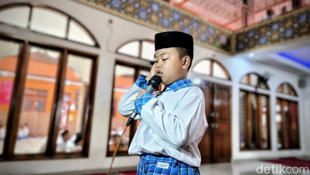 Rahmat Fauzan, bocah SD di Bandung yang viral karena menirukan suara terompet
