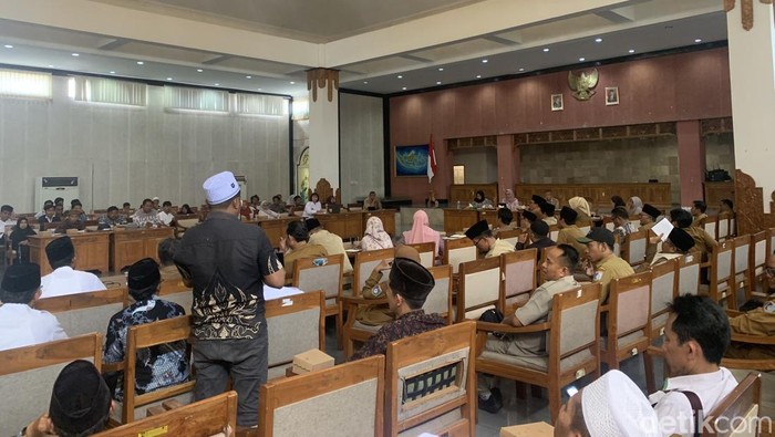 Rapat Koordinasi dan Pengawasan program Makan Bergizi Gratis di Aula Kantor Bupati Lombok Barat, Selasa (14/10/2025). (M. Zahiruddin/detikBali)