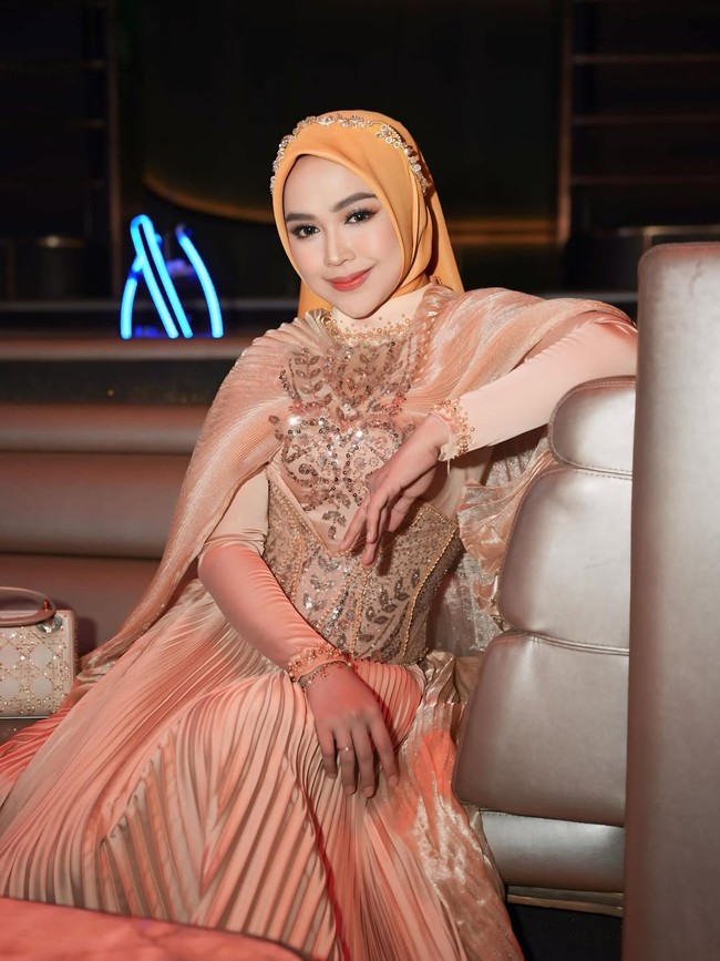Perlahan wajah Ricis mulai terlihat berubah menjadi lebih tirus dan v-shape. Penampilannya pun jadi semakin cantik dan kerap banjir pujian. Foto: dok Instagram riaricis1795
